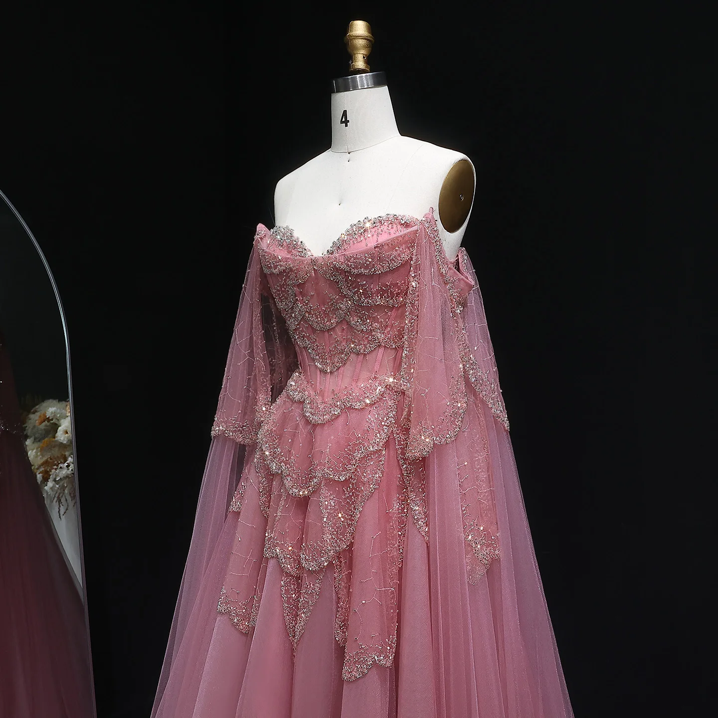 Sharon Said Luxuriöses Salbeigrünes Schulterfreies Abendkleid mit Cape-Ärmeln für Damen Hochzeitsfeier SS215 Maßanfertigung – Detail 13