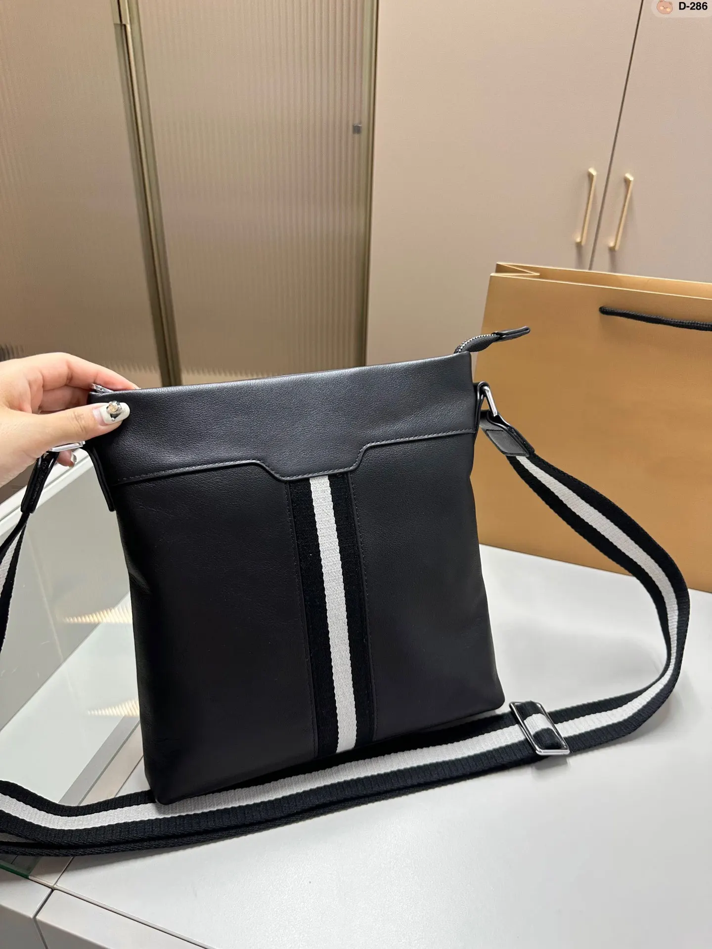 New B Design Men\'s Bag Leather Fashion Shoulder Bag Fashion Men\'s Crossbody Bag Business Cowhide Large Capacity Shoulder Bag