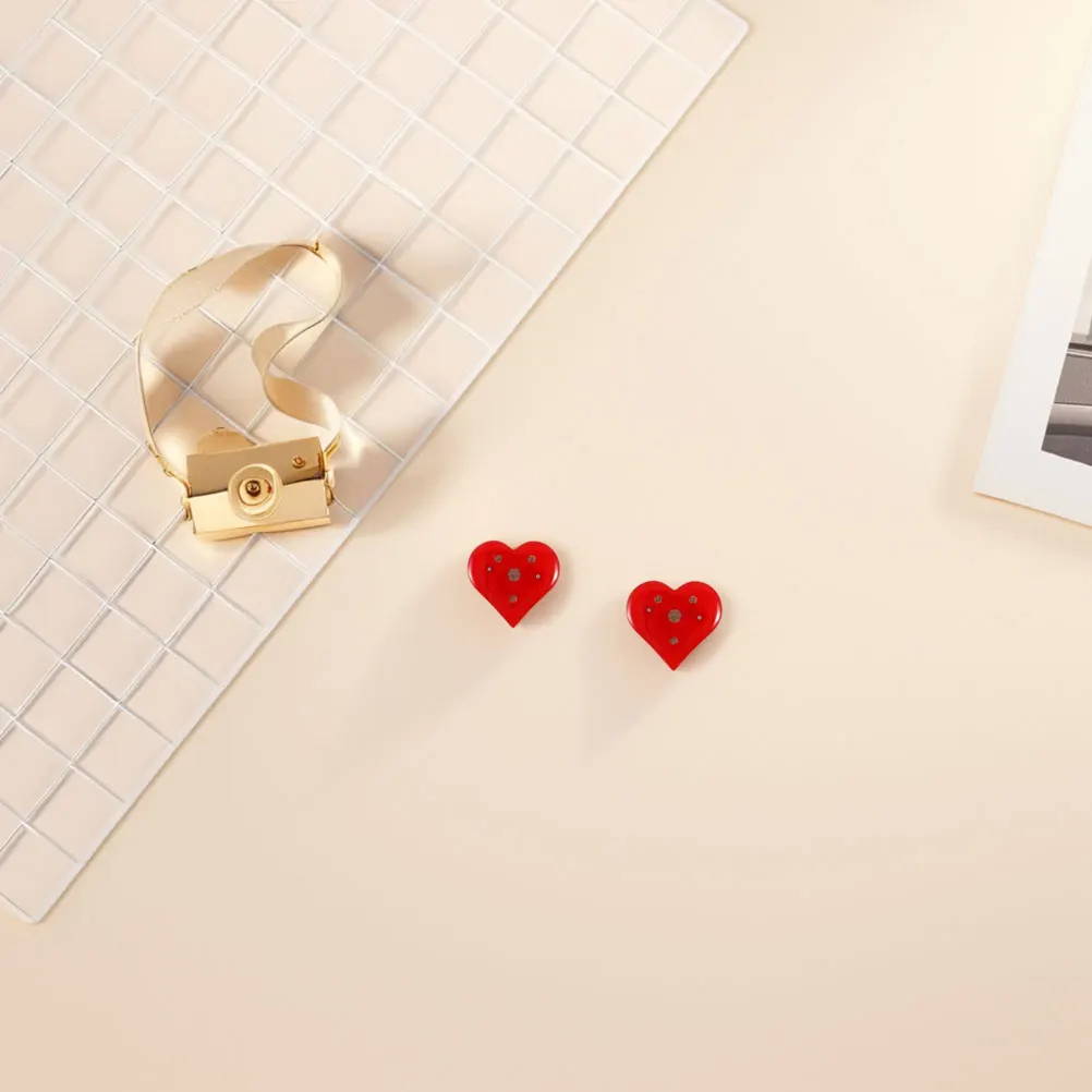 

18Pcs Valentine's Day Heart Brooch Pins Luminous Red Heart Shaped Lapel Pins Party Costume Sweater Jacket Accessories