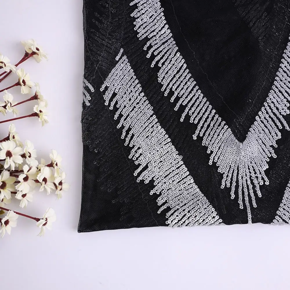 Appliques brodées de paillettes argentées, motif fleur fait main, col en V, pour décoration de robe, dentelle en maille noire