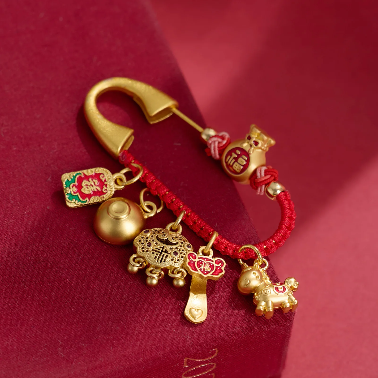เข็มกลัดม้าแดง ร่ำรวยทันที ปีน - Embroidery Icon บทวิจารณ์และราคา