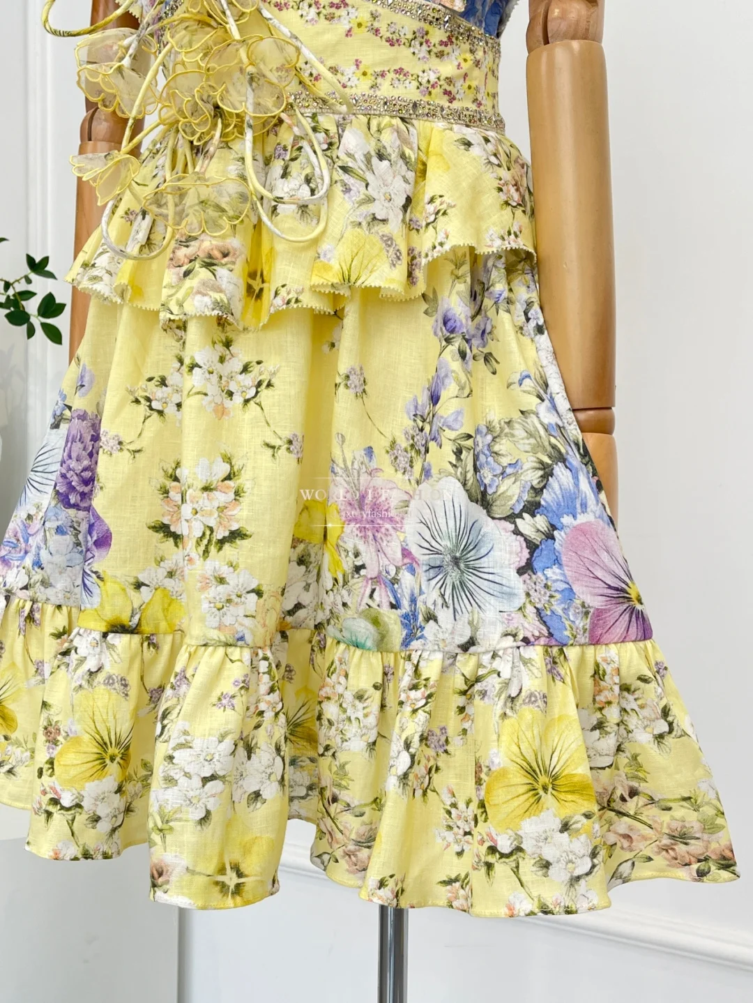 Gelbes Minikleid mit Blumendruck, ärmellos, Rüschen, Wasp-Taille, 2022, neues Design