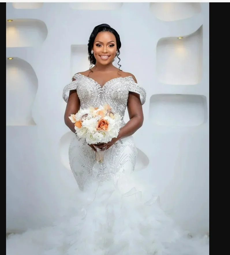 Aangepaste off-the-shoulder sprankelende kristallen kralen trouwjurk sweep trein Robe De Mariee luxe lagen tule bruidsjurk