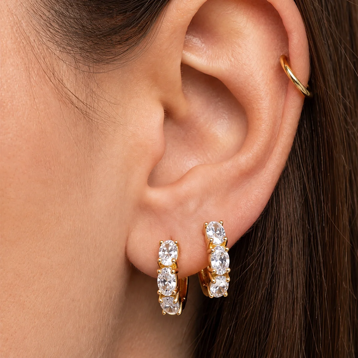Moonmory Einfache Luxus Umweltfreundliche Messing Dreifach-Birnen-Huggie-Creolen für Damen 18K Vergoldete Ohrringe 5A Zirkon – Detail 7
