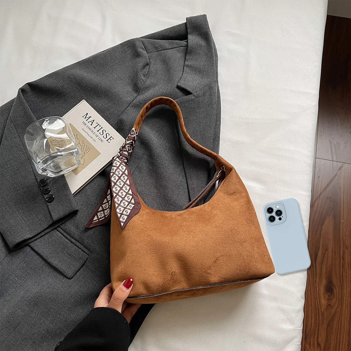 

Для повседневных покупок Шикарная женская сумка подмышки однотонного цвета с украшением из шелкового шарфа Легкая молния Легко организовать износостойкость