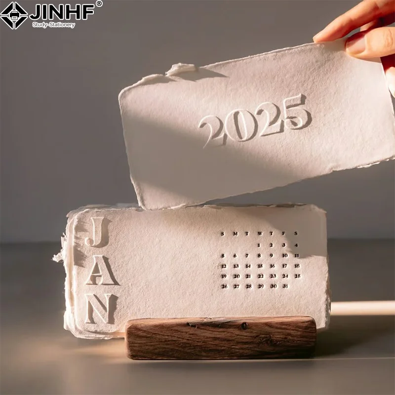De boekdrukkalender 2025 2025 mini witte textuur bureaukalender met houten standaard boekdruktekst maandkalender 12 maanden