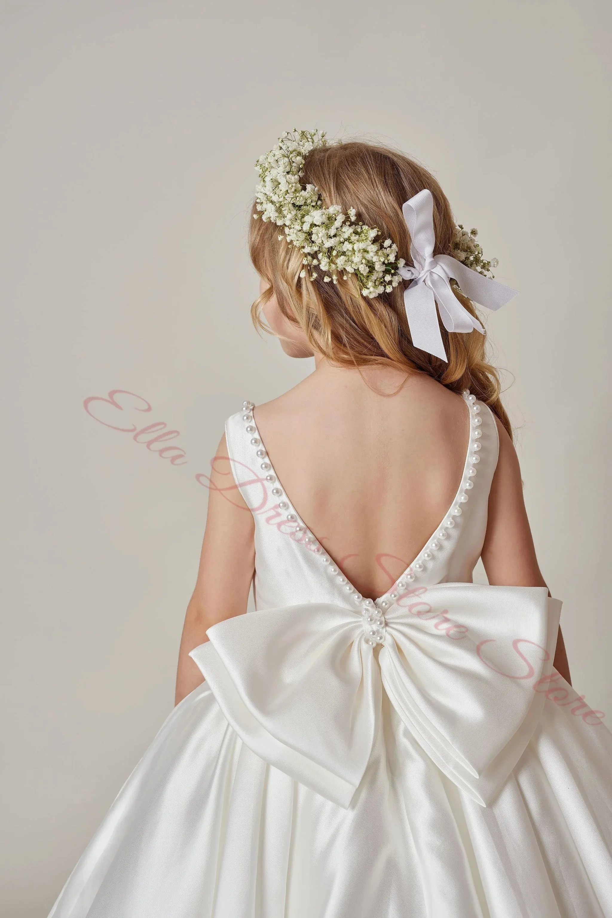 Maßgeschneidertes Weißes Satin-Blumenmädchenkleid für Hochzeiten mit Perlenbesetztem Ausschnitt, Langer Schleife, Taufkleid, Erstkommunionkleid, Großhandel – Detail 2