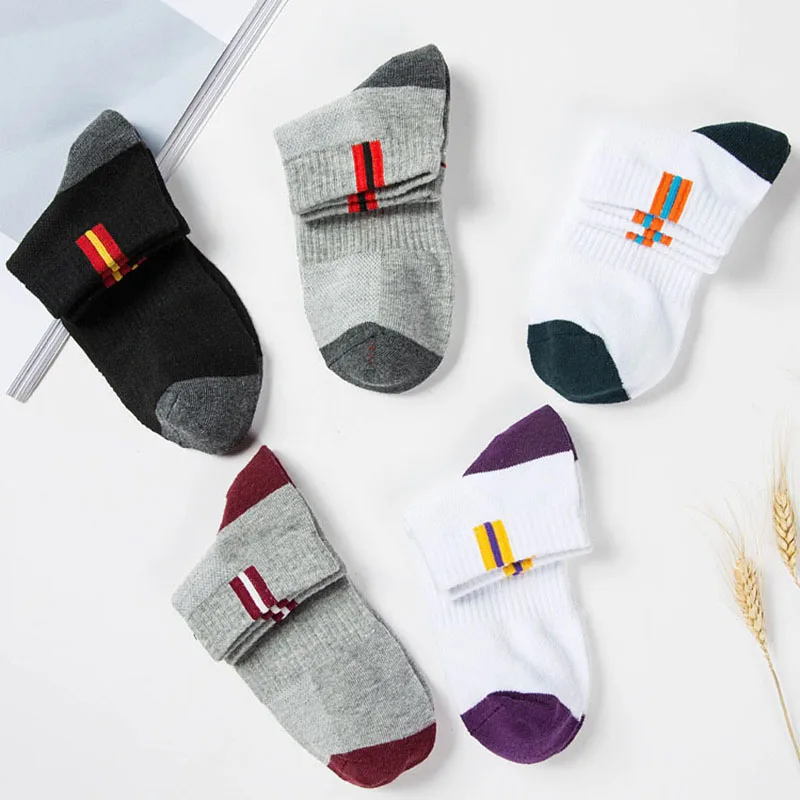 2022 hohe Qualität Frühling Sommer Männer Sport Socken 5 Pairs Mid-rohr Baumwolle Schweiß absorbieren Atmungs Casual Socken großhandel