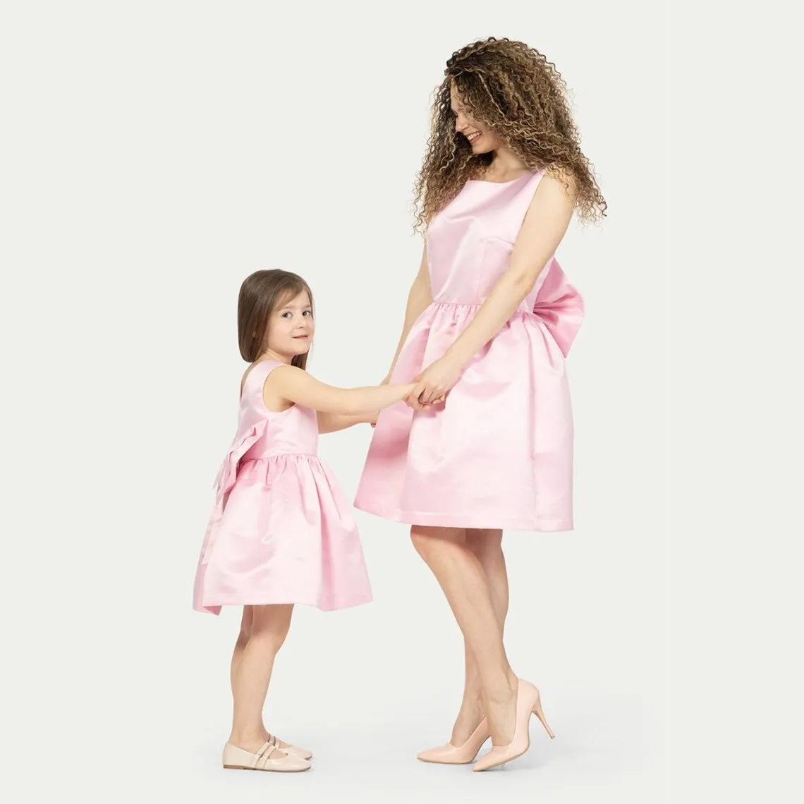 

Simple and Elegant Pink Satin Mommy and Me Matching Dresses with Bow Short Mother Daughter Photoshoot Gown Family Maching Dress