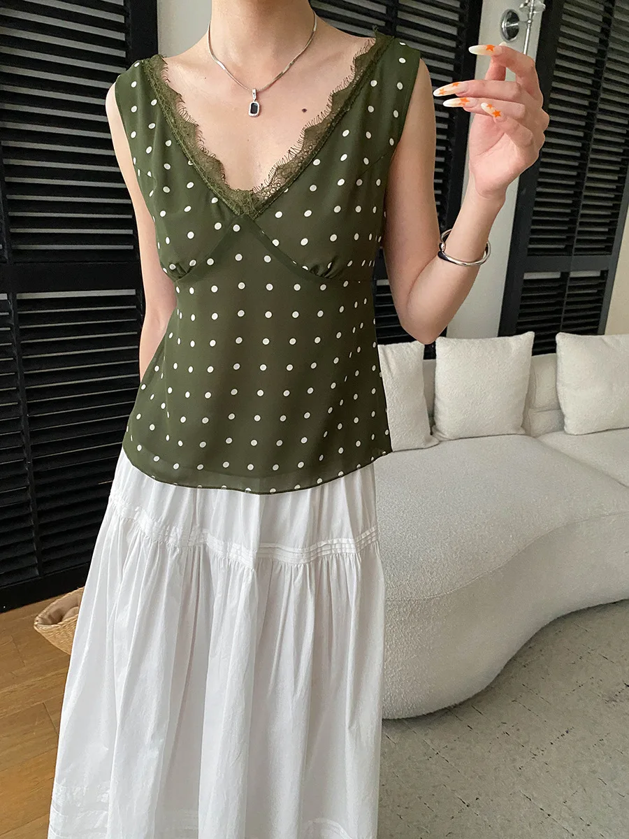 Sommerliche Damen-Weste im lässigen französischen Retro-Stil mit gepunkteter Spitze, Patchwork und V-Ausschnitt, schlank machend und ärmellos. – Detail 7