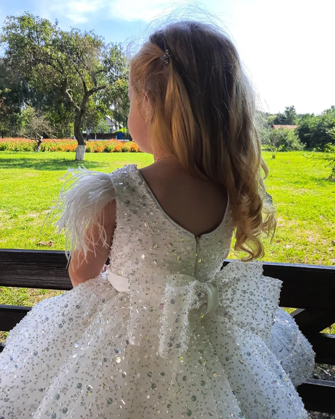 Vestido de flor branco Puffy Tulle, vestido de casamento, vestido de baile fofo, miçangas de glitter, arco de penas, festa noturna