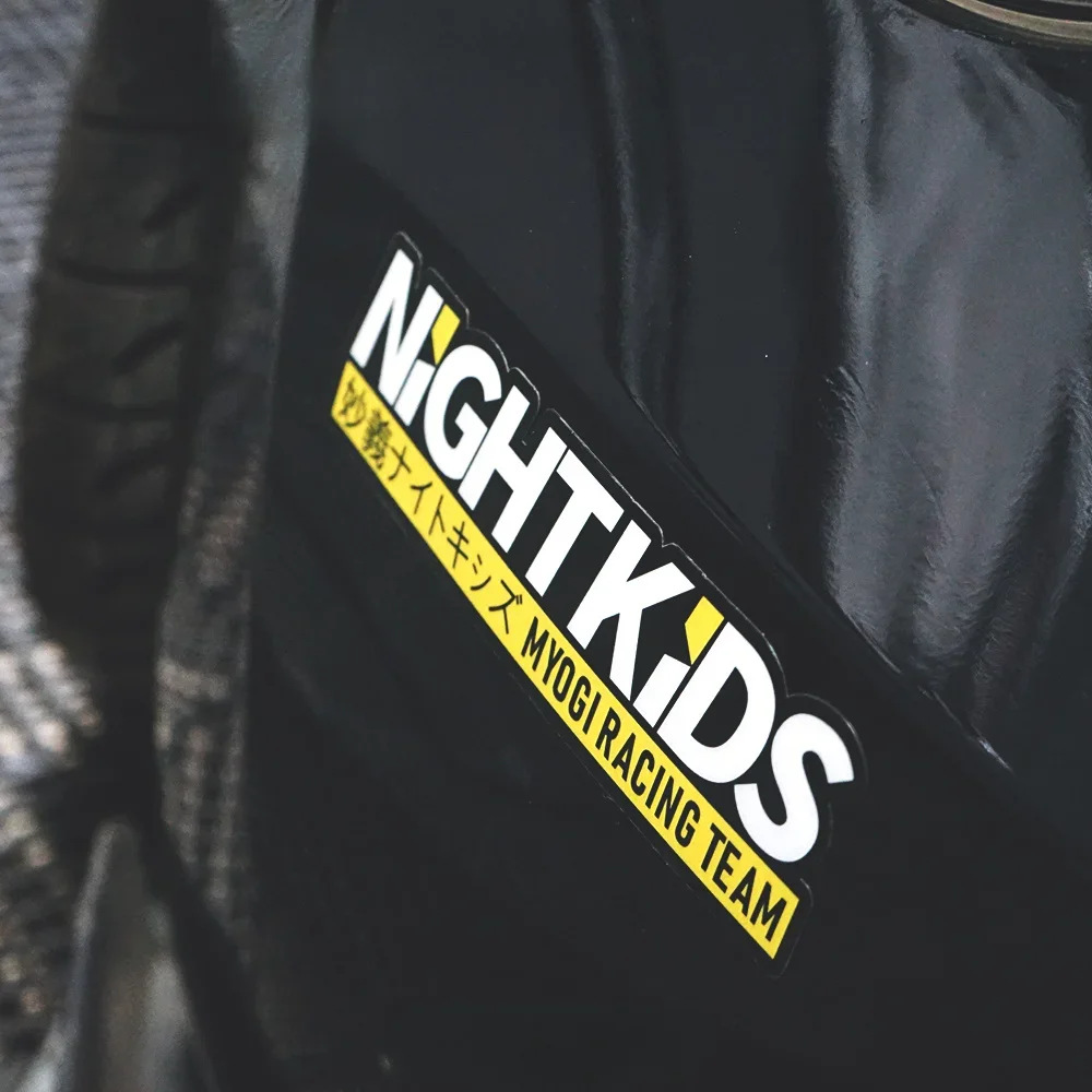 قطعة واحدة من ملصق فريق سباق NightKids العصري - ملصق زخرفي قابل للإزالة، نمط الانجراف المميز للثلاجة واللوازم المدرسية والمرآة
