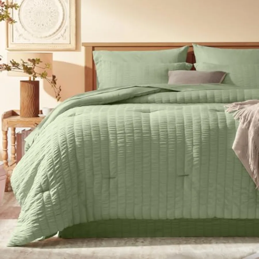

Комплект постельного белья Twin Comforter Set из 6 предметов: одеяло из сирсакера, простыни и пододеяльник для двуспальной кровати.