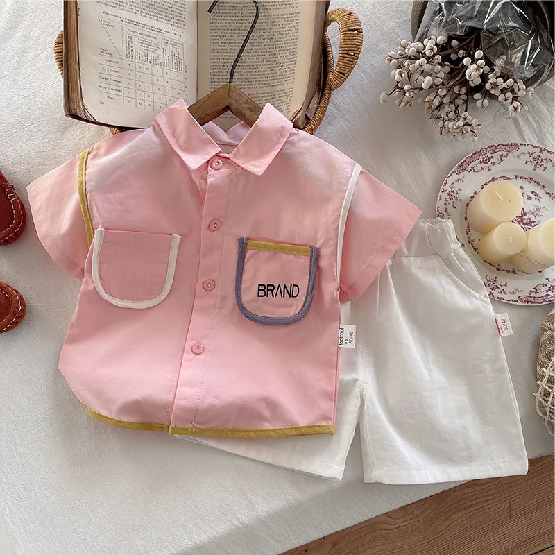 

Летние наряды для маленьких мальчиков в корейском стиле: розовая рубашка с контрастными карманами и белые шорты, комплект из 2 предметов, повседневная детская одежда