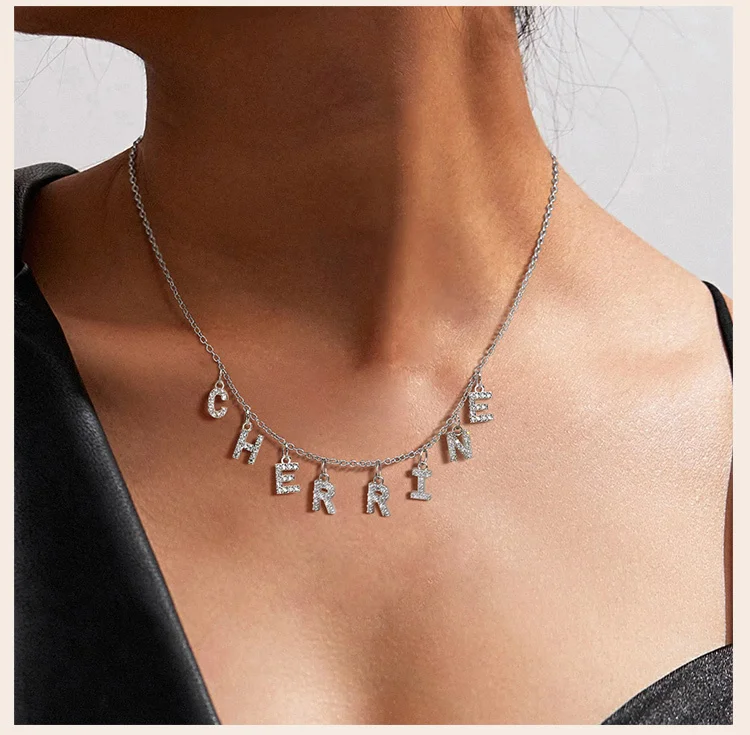 Personalisierter Name mit Initialen-Halskette für Frauen und Mutter, Charms Pave-Buchstaben-Anhänger, Edelstahl-Kettenglied verstellbar – Detail 4