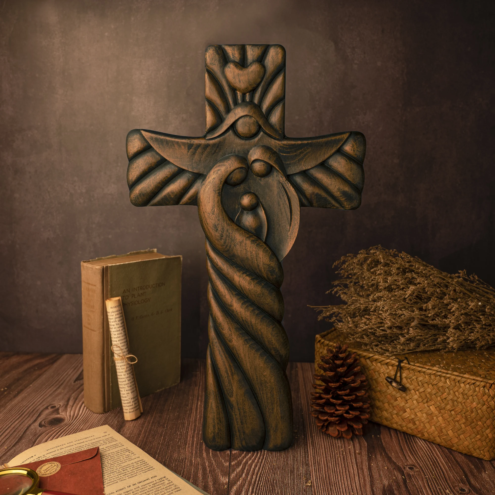 Croix en bois sculptée à la main, style vintage, symbole d'unité familiale, parents abritant un enfant, rayons de lumière rayonnants, base torsadée, décoration murale religieuse.