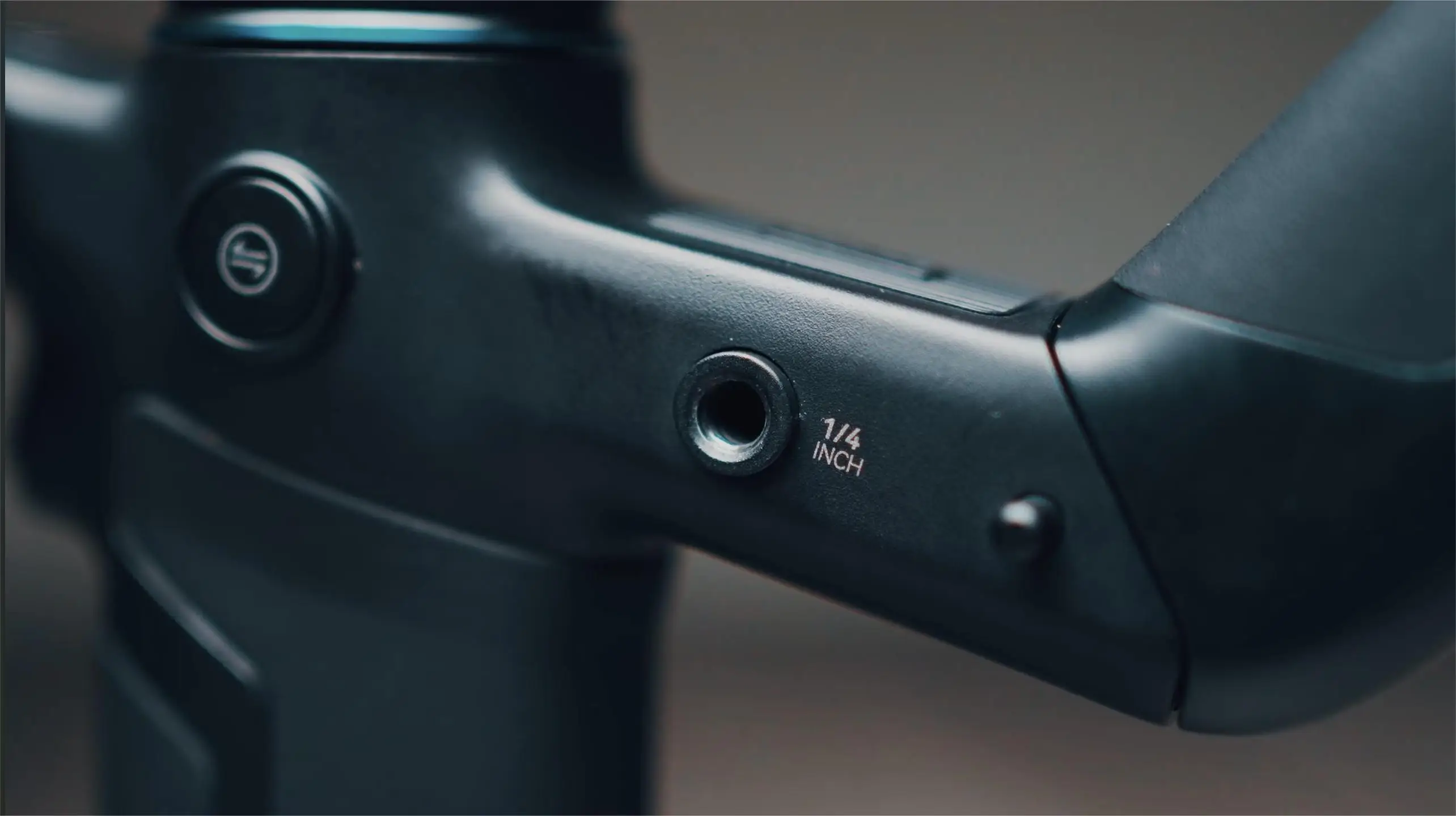 FeiyuTech SCORP Mini 3 Pro 3-in-1 Gimbal für Mirrorless-, Action-Kameras und Smartphones mit KI-Tracking 4.0, Abnehmbarer Griff, Unterstützt bis zu 2 kg, 14 h Akkulaufzeit – Detail 24