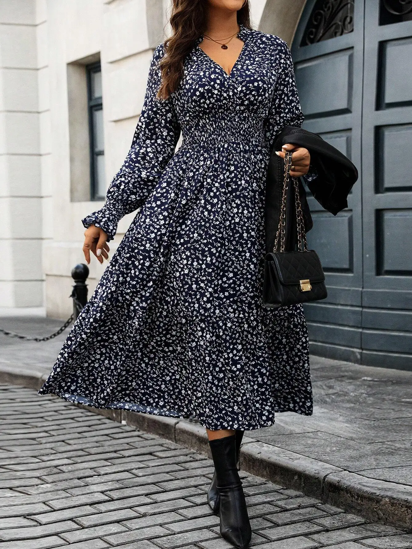 

Женское платье миди А-силуэта с цветочным принтом, V-образным вырезом и длинными рукавами