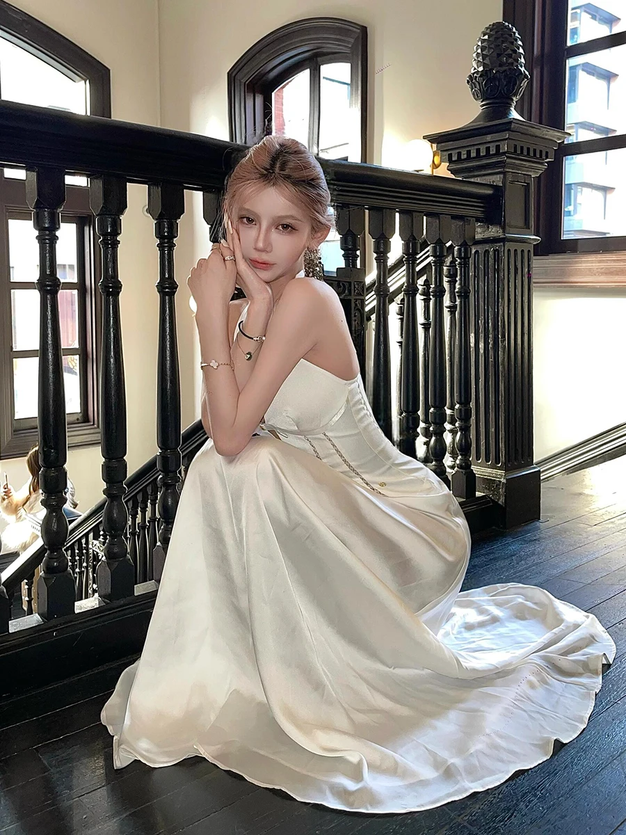 ReddaChic Boog Decor V-hals Vrouwen Feestjurk Wit Satijn Backless Hollow Out Halter Lange Jurk Afstuderen Elegante Zomerkleding