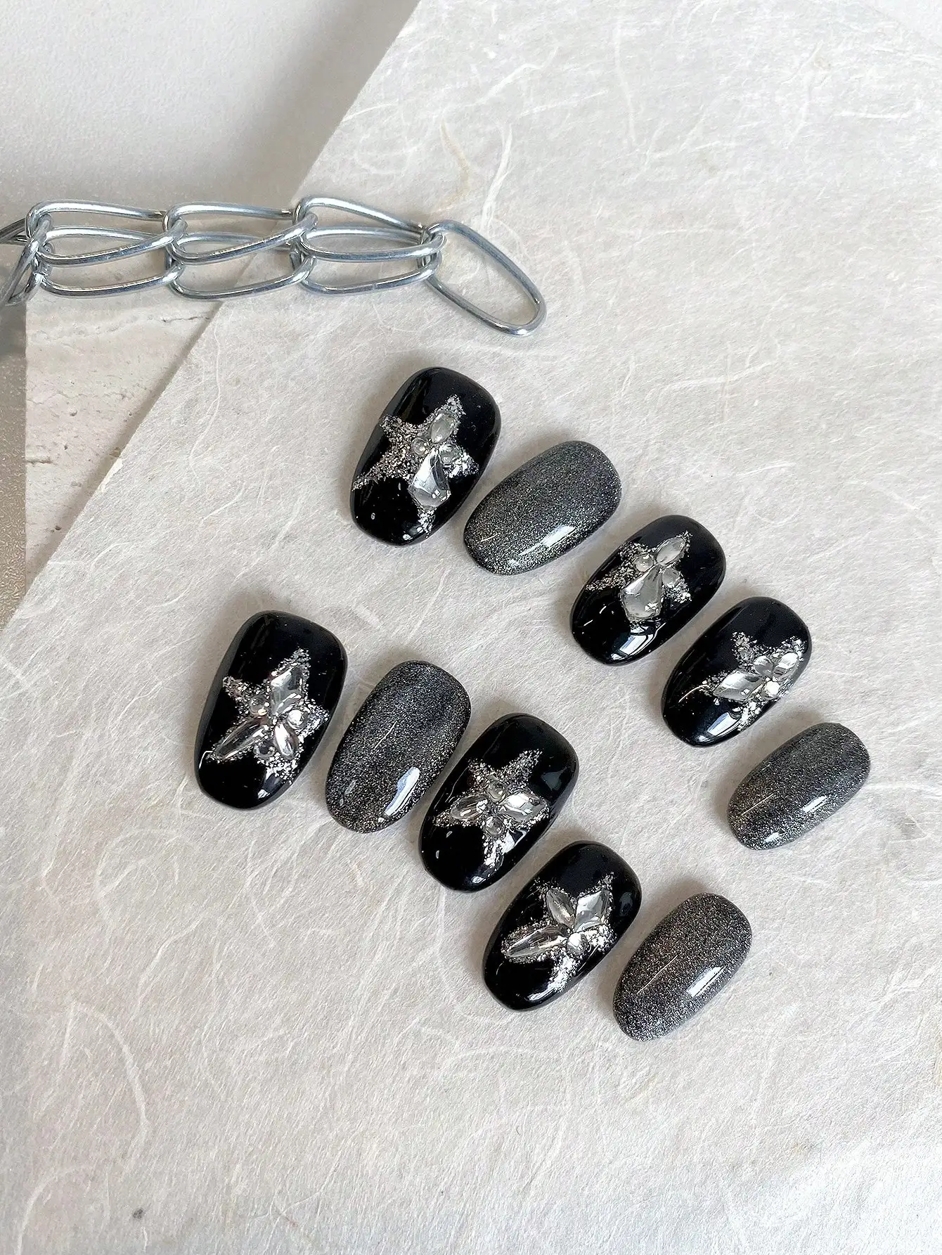 10-Piece Short Oval-Shaped Press-On Nails, Pure Black with Silver Glitter Cat-Eye Nail Art, Simple Style Nail Stickers with Rhinestones and Fine Glitter Star Elements, Fake Nails for Office Workers, Mature and Sweet Girls for Daily Wear, Y2K Punk Style Halloween Press-On Nails