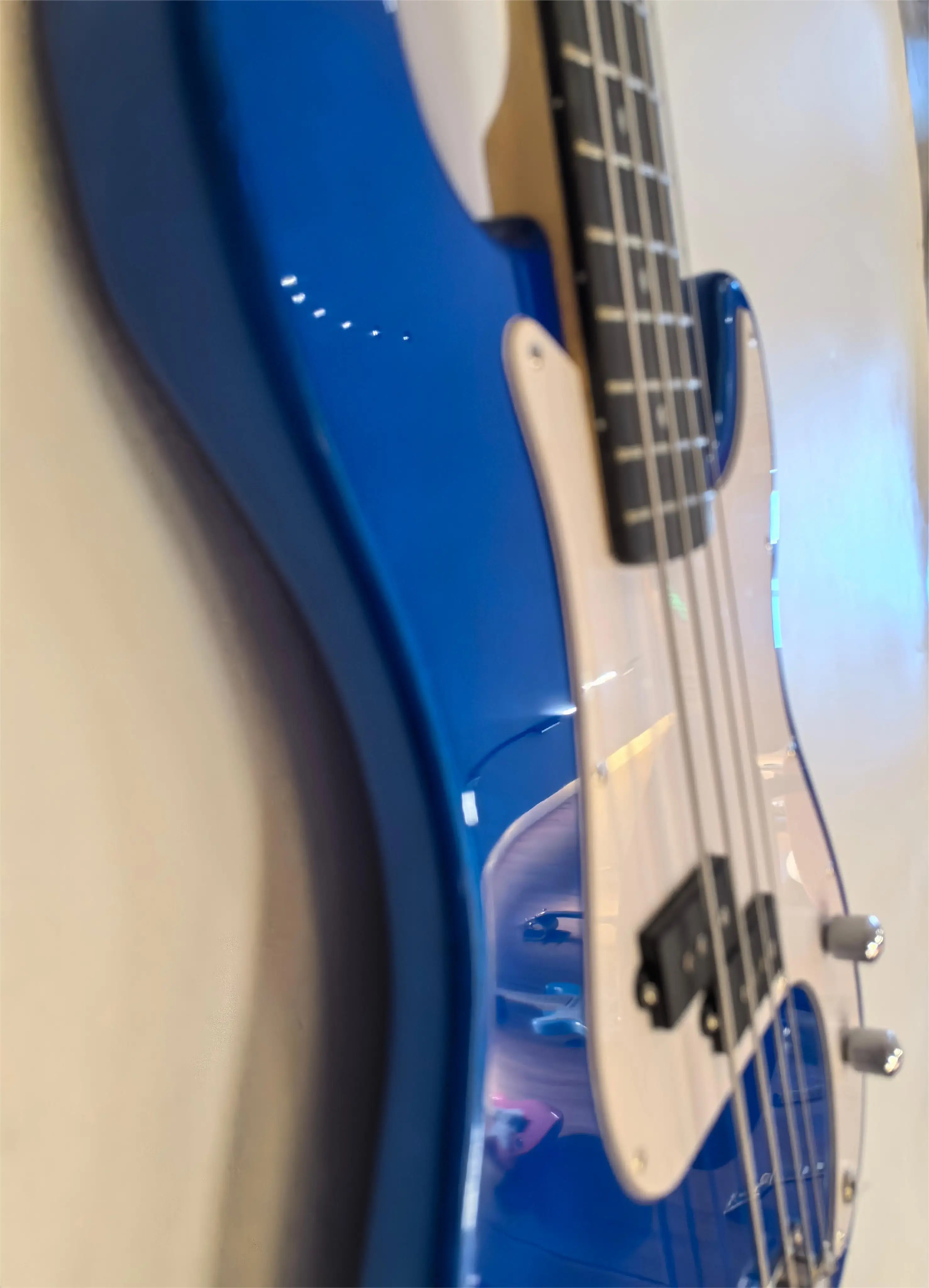 Sample processing: 4-string bass, color customizable