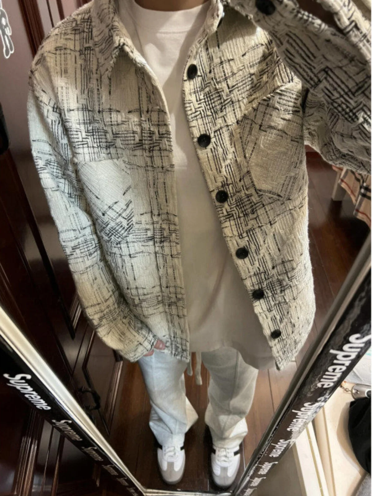 

White irt Sle Plaid Jaet for Men Spring Autumn Faionable Cleanfit Brand Loose Fit Button Decorated Windproof Long Sve