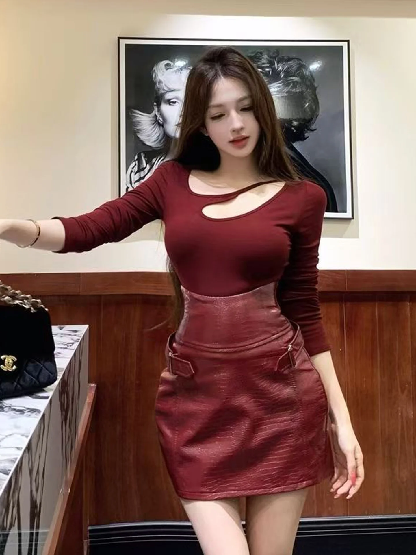 

Гонконгский сексуальный красный топ с длинными рукавами и короткая юбка с высокой талией для женщин, модный весенний новый дизайн с вырезами для стройности фигуры