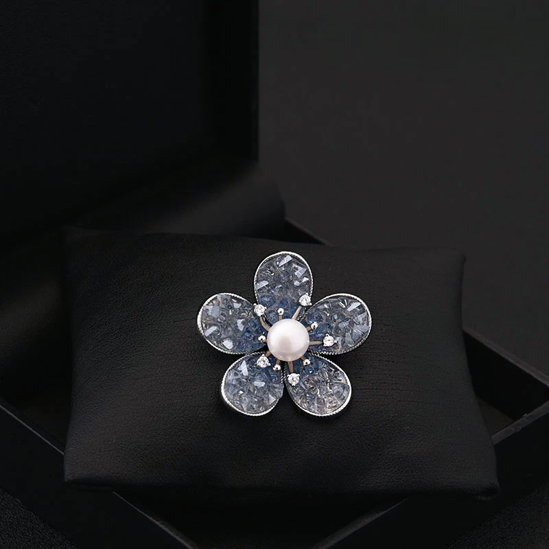 

Exquisite Fashion Crystal Flower Brooch Corsage Korean Luxury Pearl Suit Coat Women's Neckline Accessories Buckle Jewelry 6013