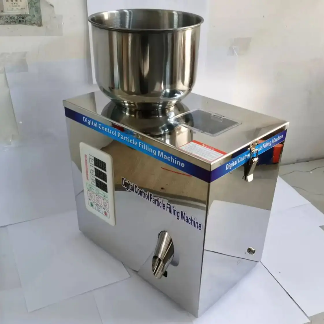 آلة تعبئة ووزن أوراق الشاي، آلة تعبئة أوراق الشاي، آلة تعبئة أوتوماتيكية، مسحوق الجسيمات، جهاز أرفف الشاي الأسود