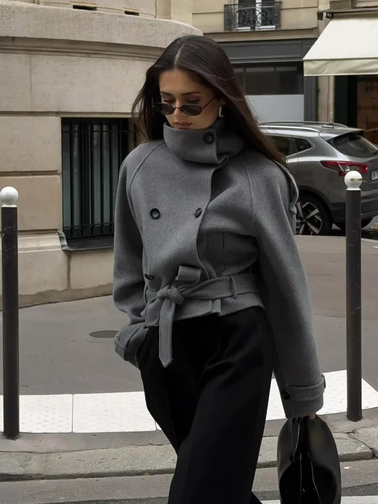 Damska elegancka dwurzędowa kurtka z paskiem, kieszeniami, jednolita, krótka, z wysokim kołnierzem, długimi rękawami, dopasowana, codzienna kurtka damska w stylu streetwear.