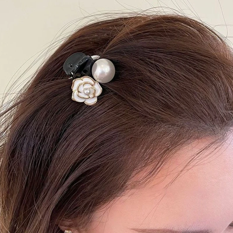 Mini pinzas para el pelo pequeñas, horquillas elegantes con perlas de imitación de flor de Camelia para mujeres y niñas, accesorios para el cabello