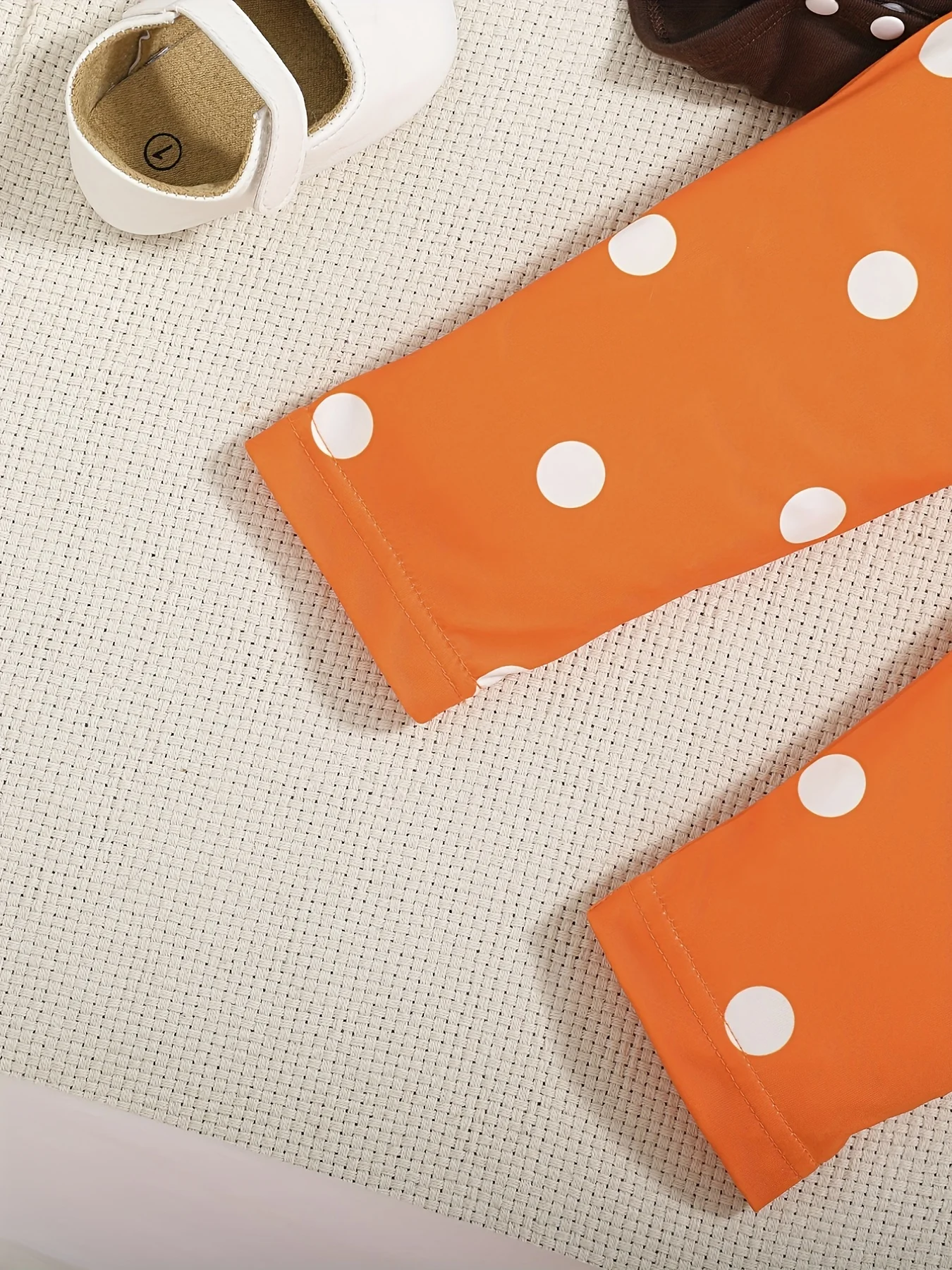 Baby-Thanksgiving-Dreiteiler-Set: Dunkelbraun-schwarzer Langarm-Body mit orangefarbener gepunkteter Schleifenhose und passendem gepunktetem Hut. – Detail 6