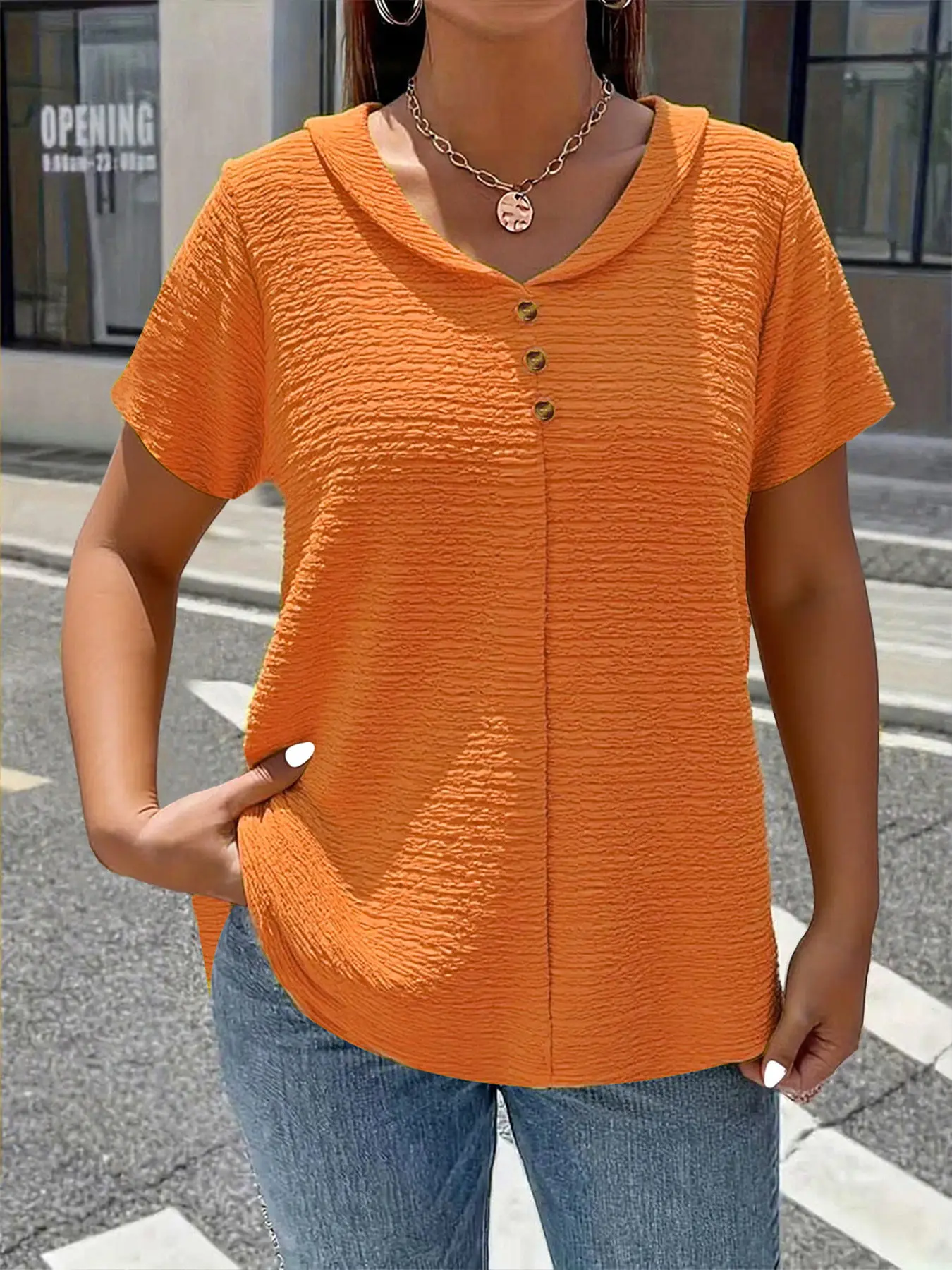 

Новая модная элегантная однотонная текстурированная ткань больших размеров для весны и лета, с воротником-стойкой на пуговицах, коротким рукавом, универсальная для различных случаев.