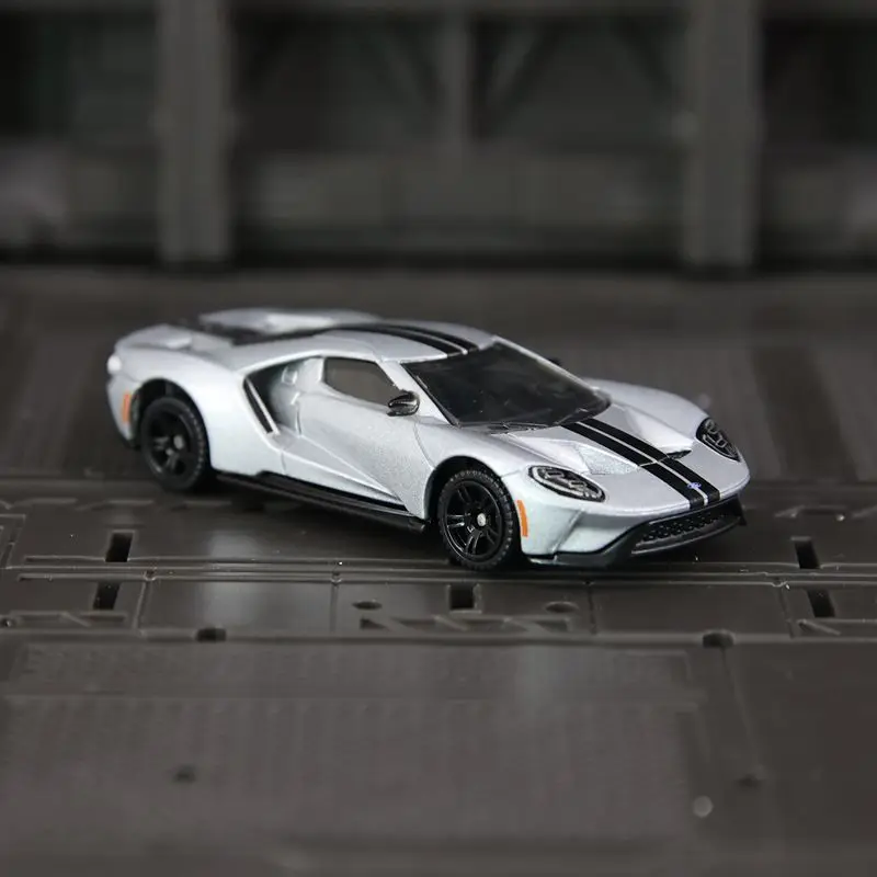 1: 64 Symulacja Miniaturowy Camaro R35 LP770 RS5 918 Model Samochodu Ozdoba Kolekcja Pełny Stop Zawieszenie Ślizgający Się Chłopiec Zabawka Prezent