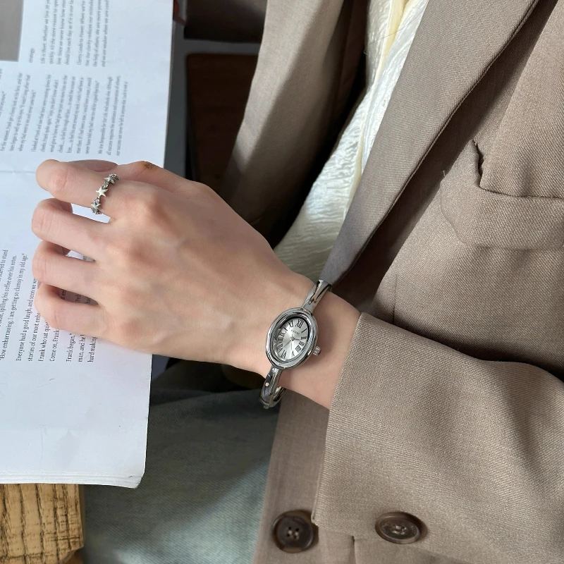 Luxury oval simple fashion versatile quartz watch women's 2025 new temperament high sense women's medieval bracelet watch
