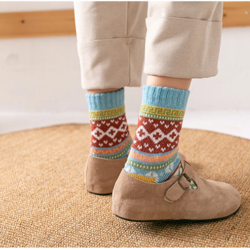 Exquisite, fashionable, thick and warm woolen socks, thick needle women's socks, thick thread new cross flower ethnic style retr