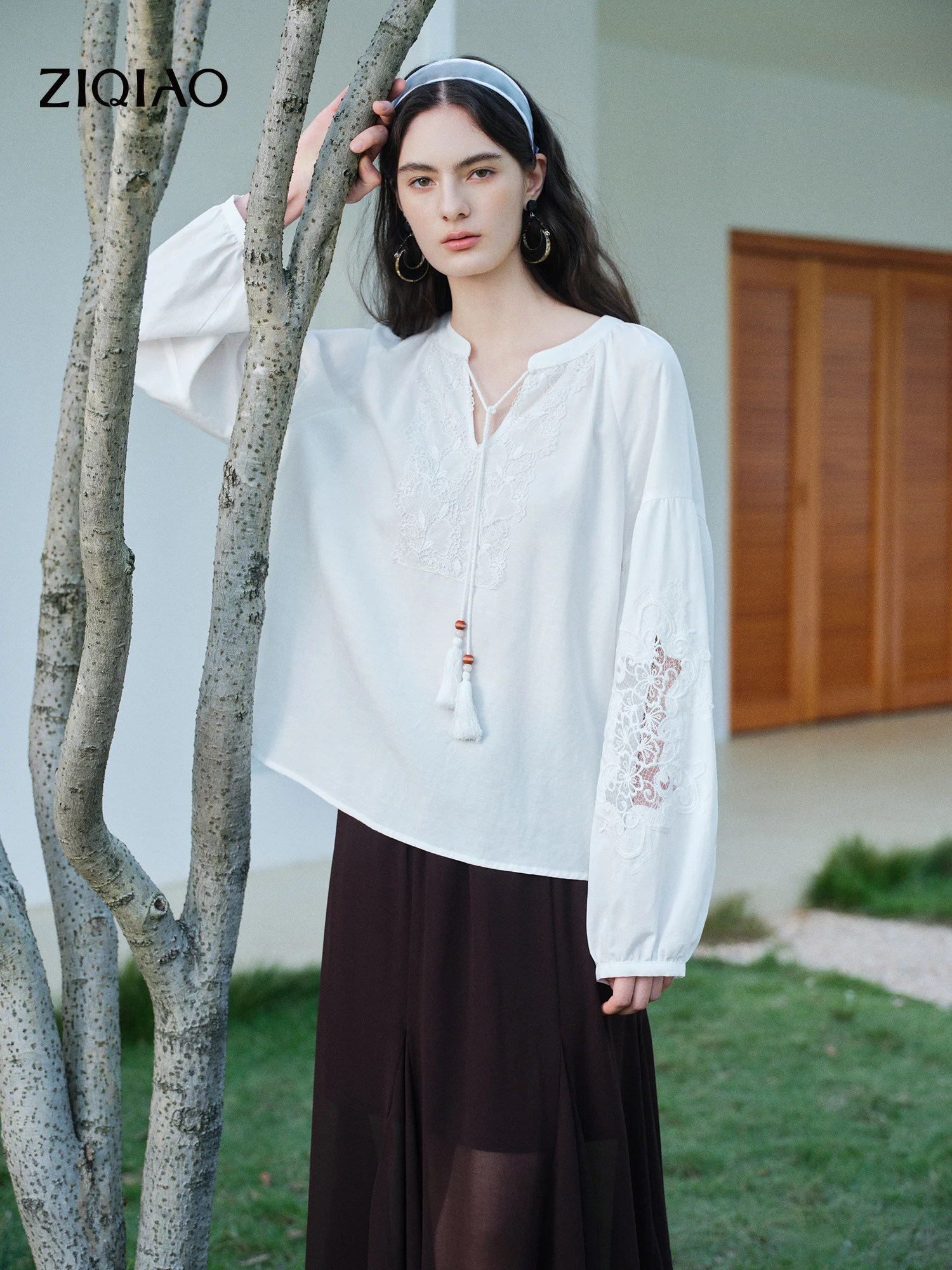 

Женская блузка ZIQIAO 2026 весна: кружево, вышивка, V-образный вырез, пышные рукава, бахрома, завязки, романтичный стиль, мягкий женственный образ