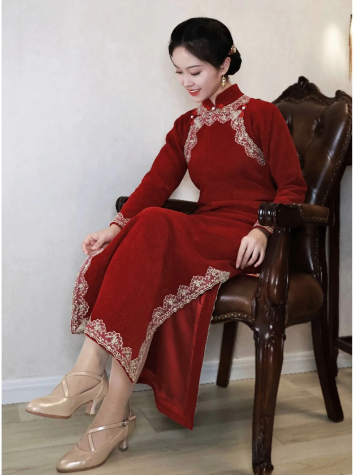 

Новинка! Красное длинное ципао с двойным воротником и серебряной вышивкой. Праздничное, повседневное, комфортное, белое, для Нового года.