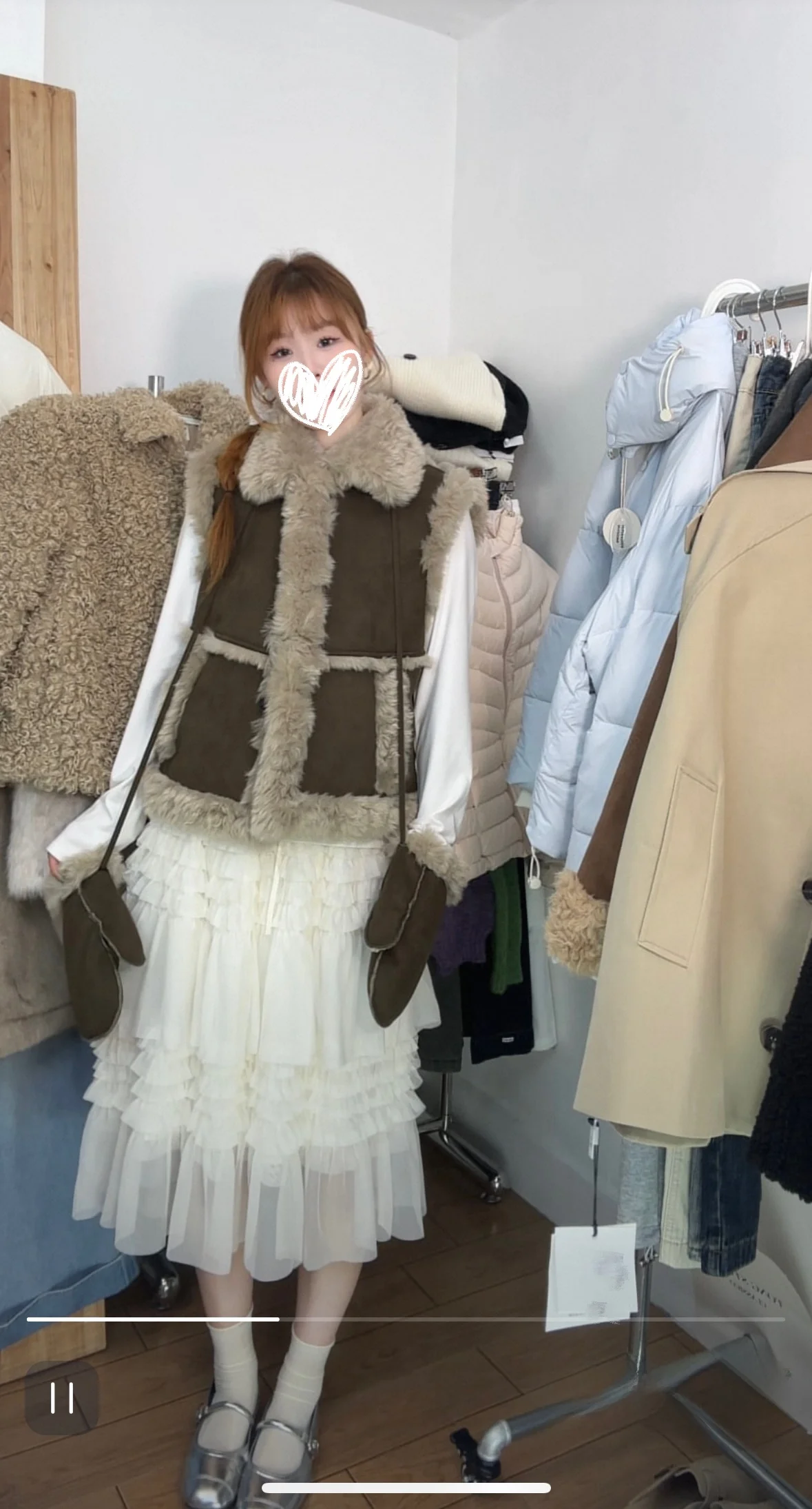 

Теплый комплект из жилета из искусственного меха и перчаток Rua Stereoscopic Line: кожаные и меховые элементы, свободный крой, круглый вырез, на пуговицах, для повседневной носки