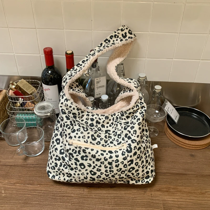 

Plush tote bag, large capacity bag for women2025New niche leopard print shoulder bag, commuter crossbody bucket bag