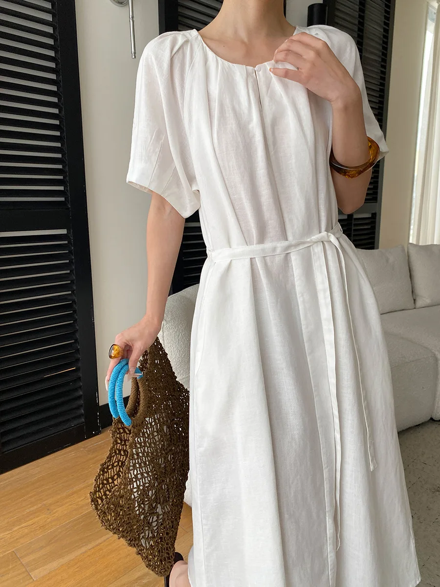Sommerliches Damenkleid in unifarbenem Design mit plissierter Taille und Rundhalsausschnitt. – Detail 5