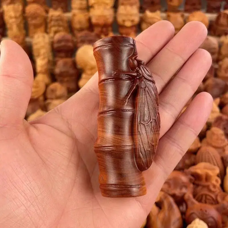 Taixing Cliff Cypress, sculpture en bois vieilli à l'huile rouge : une pièce magnifique à la main, symbole de progrès constant et de satisfaction, un art artisanal