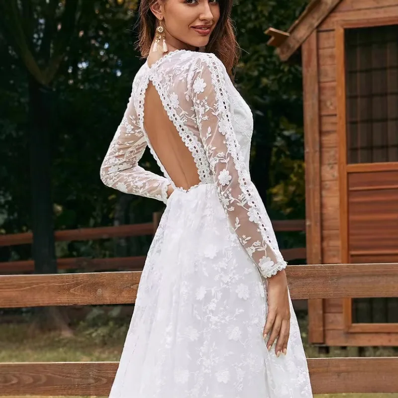 Moroder printemps 2025 nouveauté: robe blanche en dentelle découpée, col en v profond, manches longues, jupe complète