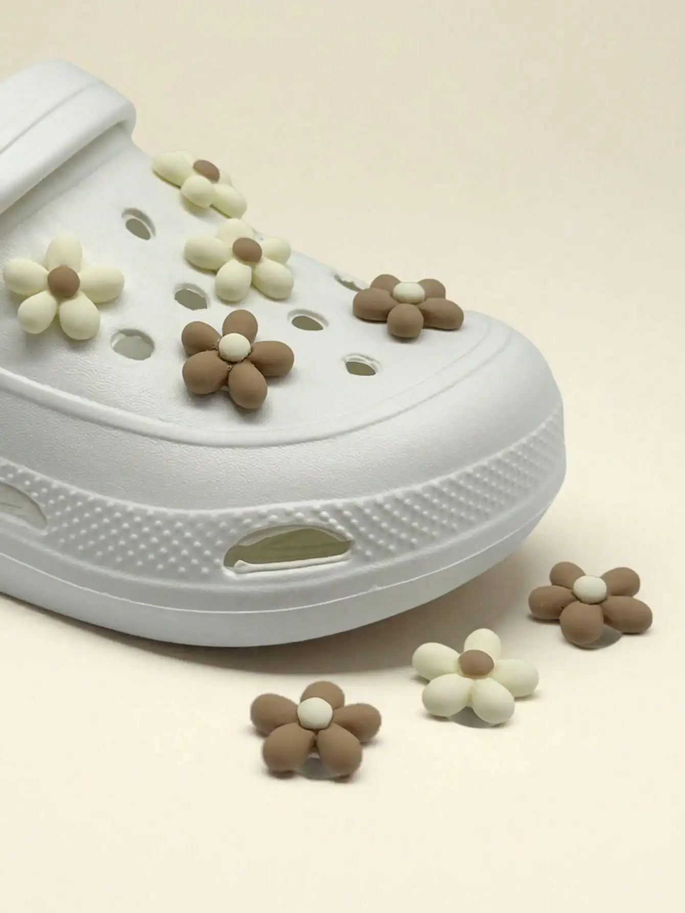 8 قطع من زينة الأحذية بتصميم الزهور، وإكسسوارات زهور البيج والقهوة، مناسبة لقباقيب مجوفة، وأحذية الحديقة، وهدايا العطلات التي يمكنك صنعها بنفسك