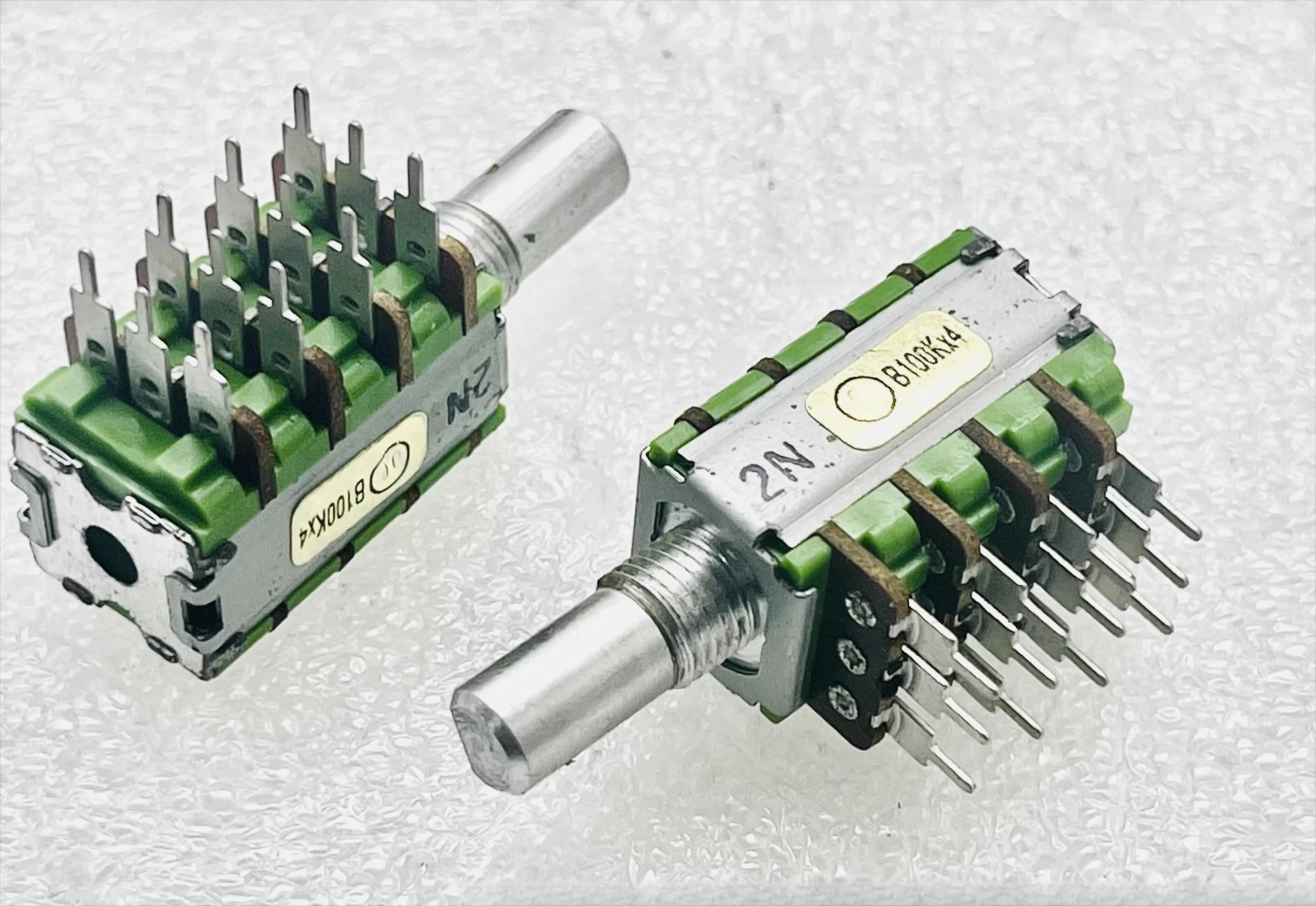 For alpha aihua rd124 precision quadruple electric slotter b100k×2 power amplifier audio volume shaft length 15mm 10pcs