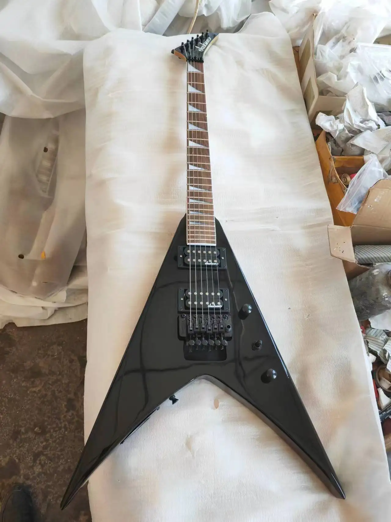 Jackson KING-V Floyd Rose　ジャクソン フライングV 黒 16113204982916417568_jac_ins_f