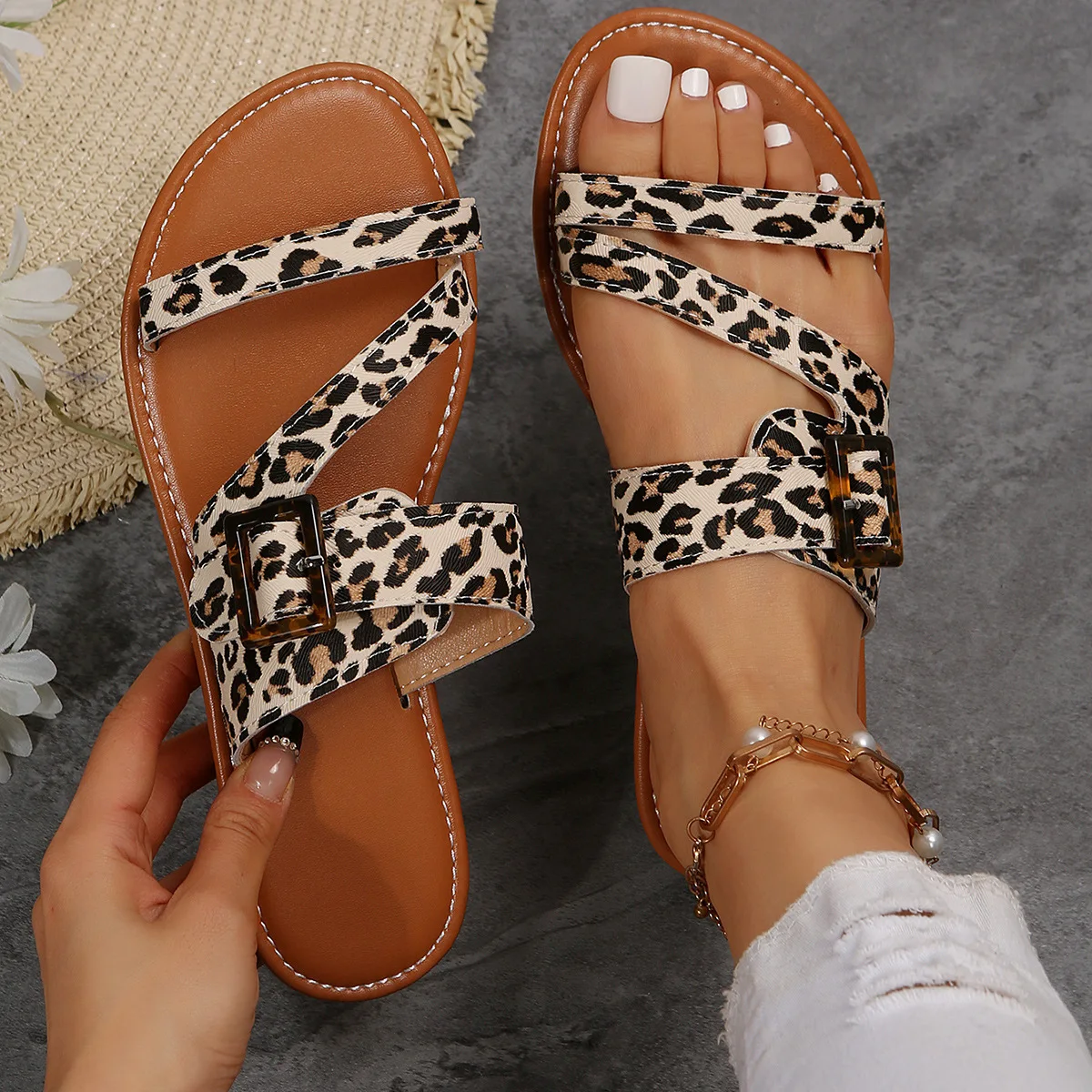 2024 Women Summer Leopard Pattern Sandals New Fashion Retro Large Flat Slippers Outdoor Vacation Beach Casual Shoes Lightweight