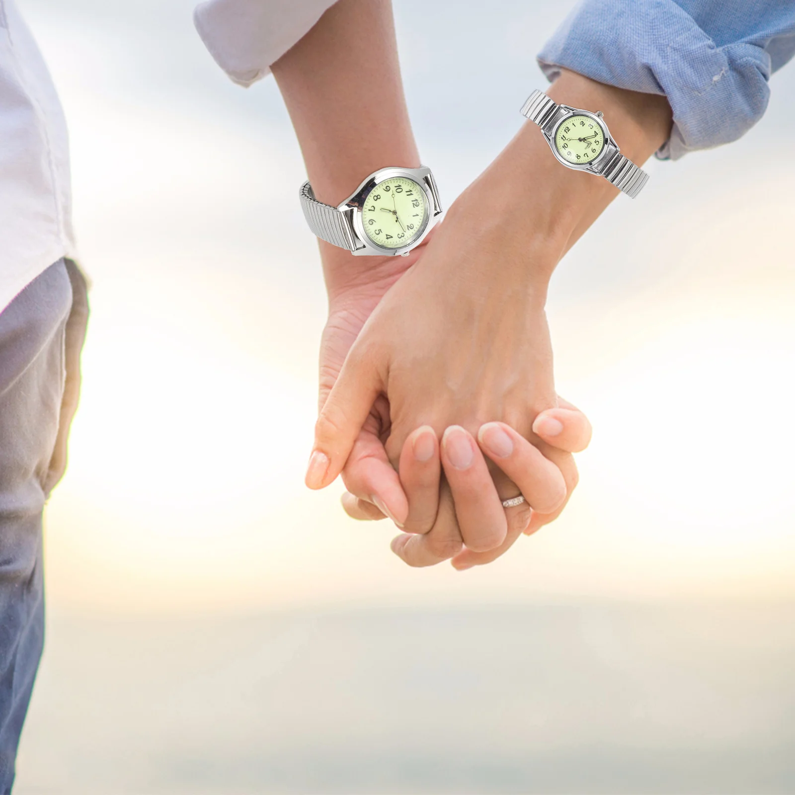 مضيئة مع شريط مطاطي كاجوال بشريط فضي اللون للرجال والنساء، مريح وخفيف الوزن يتوهج في