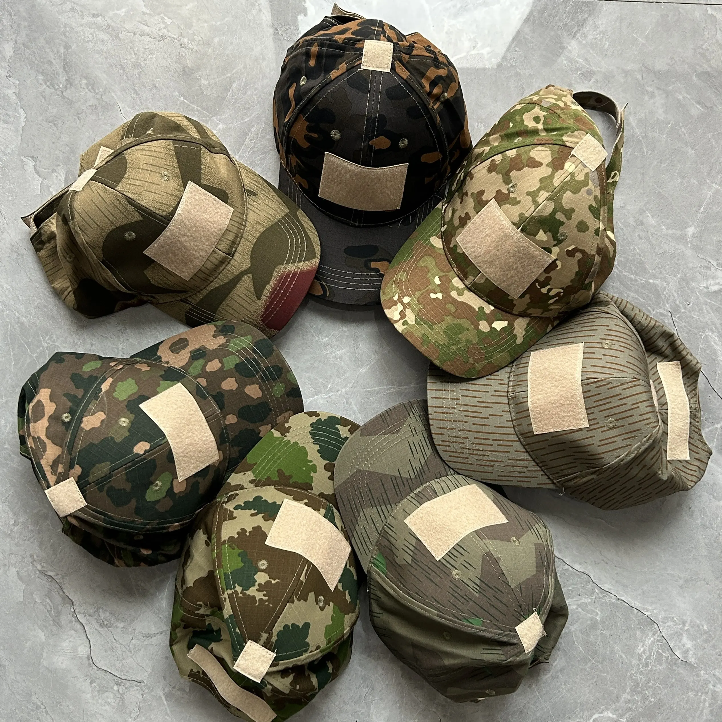 Détail de la casquette camouflage à taille réglable