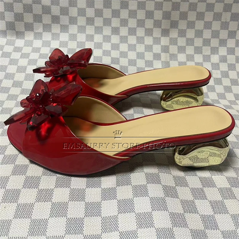 Sandali con decorazioni floreali con strass di cristallo donna Slingbacks in pelle verniciata di lusso muli estivi con tacco strano a forma di pietra